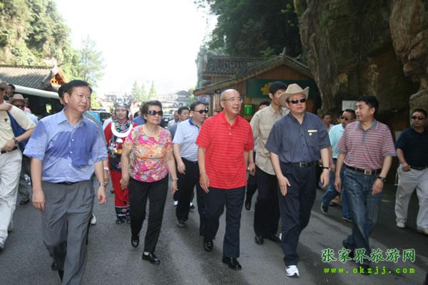 張家界市委書記胡伯?。ㄗ笠唬┡阃瑖顸h主席吳伯雄（正中）前往梯瑪神歌劇場